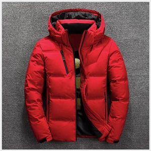 Winter-Daunenjacke für Herren. Neue gepolsterte Daunenjacke im Winter-Kurzstil für Herren im Ausverkauf, warmer Mantel aus jungen weißen Entendaunen