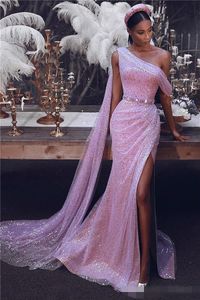 2020 Sexig Rosa Sexig Split Side Prom Klänningar Med Panel One Shoulder Mermaid Sequined Arabic Evening Gowns Backless Fashion Party Dress