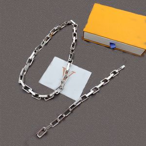 Fashion Hiphop V Letter Necklace Vintage Metal Chain Chokers Silver Necklaces Women Cube Chain Bracelet Necklace Punk Jewelry