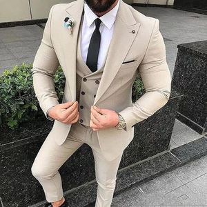 Мода Slim Fits Beige Groom Tuxedos Peak Assel Свадьба / выпускной / ужин Женихные Мужские костюмы Blazer (Куртка + брюки + жилет + галстук) W1426