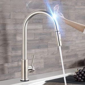 Smart Touch Kitchen Faucet Матовый Золотой Вытащить Распылительные Смесители Черного датчика 360 Крановые краны Вращение Горячая холодная вода Смесители смесителя