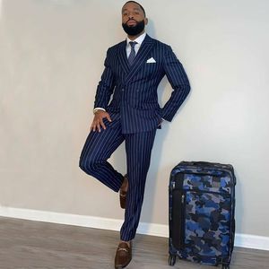Mörkblå Vertikal Stripe Mens Passar Slim Fit Bröllop Grooms Tuxedos Peaked Lapel Formell Blazer Custom Made Prom Suit (Jacka + Byxor)