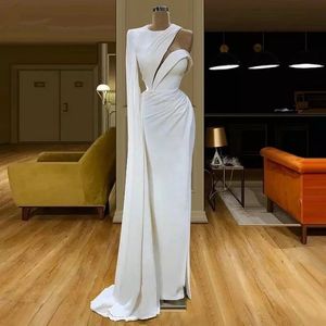 Weiße moderne Abendkleider lang 2021 eine Schulter Arabisch Aso Ebi formale Abschlussball-Partei-Kleider Satin-Falten Roben de Caftan Abaya Dubai AL8161