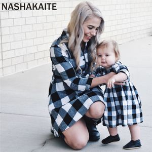 NASHAKAITE Mom and daughter dress Soft Long Sleeve Classic Pliaid Dress Mother daughter Family matching clothes Mommy and me LJ201111