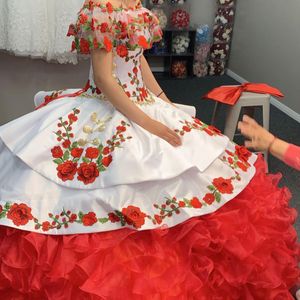 肩Quinceaneraのドレスを外す白と赤のフリルの刺繍ビーズクリスタルビッグボウスウィート16ドレスボールガウンメキシコシャルロ