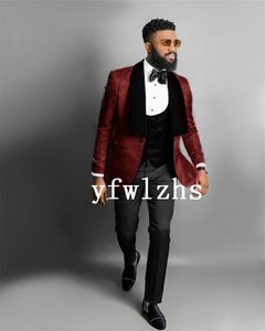 Yakışıklı Kabartma Groomsmen Şal Yaka Damat smokin Erkekler Suits Düğün / Gelinlik / Akşam Sağdıç Blazer (Ceket + Pantolon + Kravat + Yelek) W595