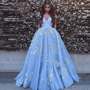 Elegant utanför axelbollkakan Satin Prom Klänningar 2022 Robe de Soiree Lace Appliques V Neck Long Formal Evening Gowns Quinceanera Dress