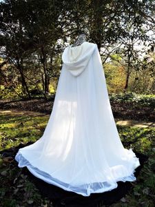 ファッションフード付きの結婚式の岬マントコートホワイトアイボリーブライダルアクセサリービーズカスタムメイドのプラスサイズラップ