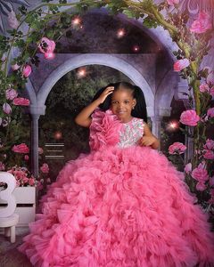 2022 Cute Różowe Dziewczyny Korant Suknie Koronkowe Aplikacje Kryształowe Koraliki 3D Kwiatowy Warszały Ruffles Kwiat Dziewczyna Sukienka Dzieci Długie Dzieci Urodzinowe Suknie Sweep Pociąg