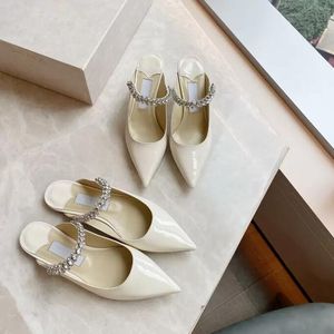 Marcas famosas Bing sapatos de ponta de ponta de ponta de chinelos de cristal, piquetes de cristal, de cristal, sapatos de couro branco, sandálias de designers de luxo femininos