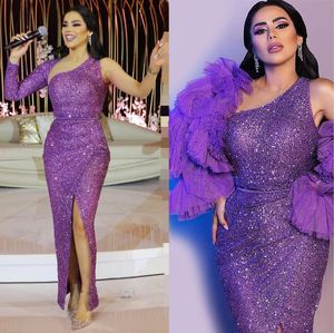 光沢のあるアラビアの紫色のスパンコールウエディングのドレスは取り外し可能なフリルスリーブ太ももスリット女性のドレスを持つ1つの肩の長いフォーマルイブニングガウンをフィットしました