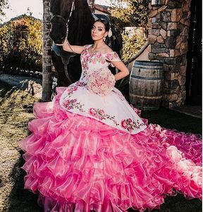 Charro روز الوردي الأزهار التطريز فساتين quinceanera الرباط appliqued قبالة الكتف المتدرج قطار المحكمة الحلو 16 فساتين حفلة موسيقية الكرة أثواب vestidos دي XV Años 15