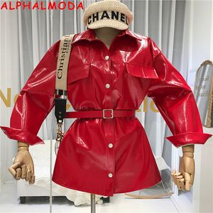 Alphalmoda Höst 2019 Ny Designer's Eye-Catching Belt-Bundet Bright PU Läder Garment Mid-Long Coat Women Fashion Pu Jacka T200114