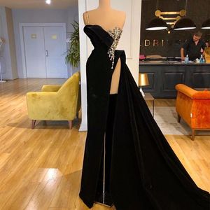 2021黒のカスタマイズされたイブニングドレス1つのゴールドビーズプロムガウン太ももの分割正式な滑走路ファッションドレス