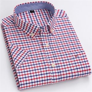 男性の半袖夏のプラスサイズの格子縞の縞模様の男性ビジネスカジュアルな白いレギュラーフィット220309のためのブランドの綿のシャツ