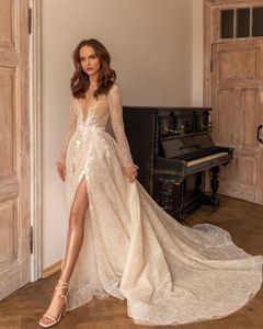 New Design Wedding Dress Lace Appliques A Line Bridal Gowns V Neck Backless Side Split Sweep Train Robe de mariee