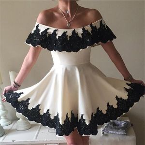 Setwell Off The Shoulder A-line Cocktail Dresses Sleeveless Black Lace Appliques Short Mini Homecoming Party Gowns