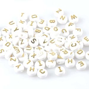 200pcs 9,6 mm gemischte weiße und glud -Acrylalphabet/Buchstabenquadratperlen für Schmuck machen YKL0563 Y200730