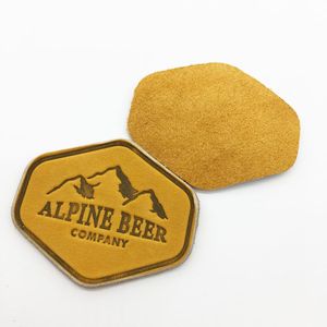 Etiketter och lappar i äkta läder 250st begrepp Ljusbrun Färg Med LOGO Inpräglat eller silkescreentryck för klädväskor hatt