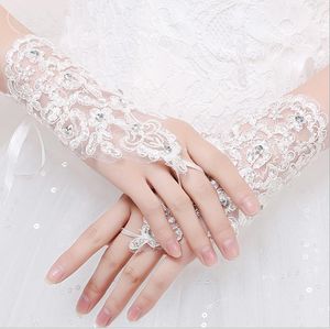 Elegant spets applicerade korta bröllopshandskar fingerlösa handskar för kvinnor brud vit elfenben pärlast Luva de noiva brudtillbehör Al7636