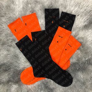 Mens Meias Classic Letter Hip Hop Estilo Respirável Algodão Alta Tubo Skate Sock Couple Código Média