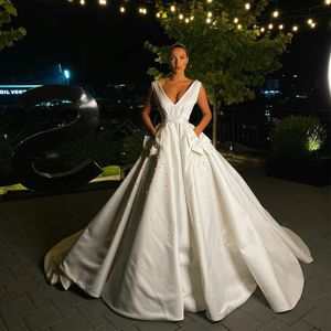 2021 Satin Ruffles Ball Gown Bröllopsklänningar V Neck Pärlor Beading Ruched Bridal Gowns Plus Size Sweep Train med Bow Wedding Robes