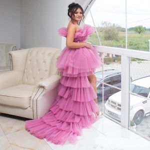 Sexiga Strapless Prom Klänningar Ruffles Hight Låg Asymmetrisk Tulle Sweep Train En Line Evening Party Gown Formell Tillfälle Slitage