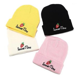 Beanie/Skull Caps All'ingrosso 10 pz/lotto Cappello di Inverno Fragola Ricamato Beanie Donne Studenti Lavorato A Maglia 4 Colori1