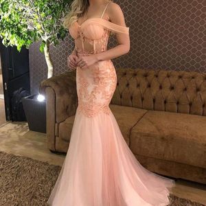2021 Różowe suknie wieczorowe Mermaid Off the Ramię Spaghetti Paski Koronki Aplikacja Tulle Illusion Sweep Pociąg Custom Made Prom Gown Vestidos
