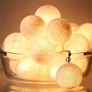 20pcs/set White Battery Operated Cotton Balls String Lights Christmas LED Garland Holiday Party Wedding Baby Kid Room Decoration Y201020