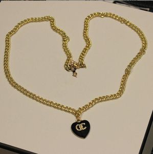 Fashion Designer 18K Gold Plated Curb Chain Pendant Necklaces Luxury Brand Double Letter Geometric Black Peach Heart Sweater Chains Mens Womens Necklace Jewelry