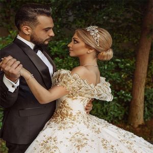 Gold Crystal Ball Gown Wedding Dresses Luxury Dubai Chic Appliced ​​Spets Bridal Gown Ruched Satin Gorgeous Court Train Robes de Mar187w