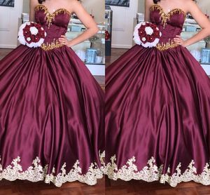 2021 Burgundia Prom Dresses Suknia Balowa Gold Crystals Aplikacja Satynowa Bez Ramiączek Gorset Powrót Słodki 16 Sukienka Vestidos de Quinceanera Suknie Długie