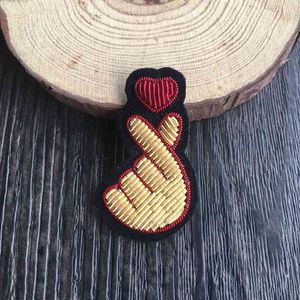 2019 French design minimalist pattern Sika deer badges Gesture than heart Hand-embroidered Indian silk brooches pin
