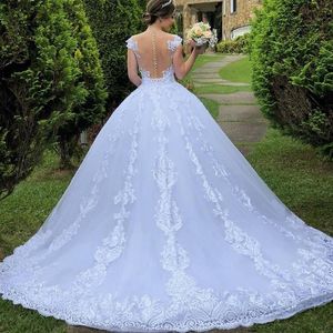 2021 Classic Lace Bröllopsklänningar Garden Sheer Bateau Neckline Cap Sleeve Floral Applique Se men Back Bridal Gown Country Wedding Dress