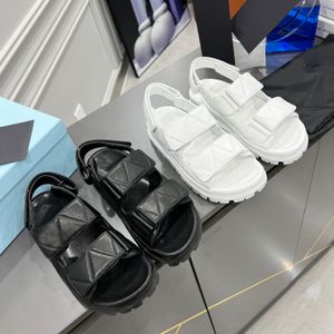 Designer Designer Sandals Nappa Sandalo Svolute Quilted Slides Summer Accendendo pantofole da esterno Slippista di moda con scatola