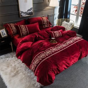 Lusso Rosso Viola Verde Grigio Blu Rosa Tessuto in pile invernale Pizzo Ricamo Set biancheria da letto Flanella Copripiumino Lenzuolo Federa T200706