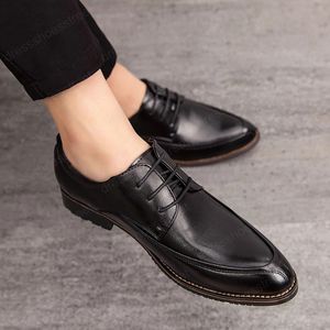 Homens de negócios vestido sapatos elegante patente couro sapatos formais homens clássico cavalheiro sapatos de couro preto marrom