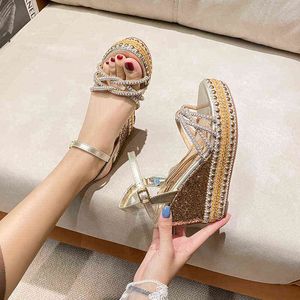 Sandaler Sommar 2022 Wedge Heeled Sandals Kvinnor Söt lyxiga Sequins Rhinestone Pearl High Heels Sexiga Rivet Skor 220226