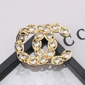 Moda Design Marka Double Letter Broszki Geometryczne 18 K Pozłacane Rhombu Inlay Crystal Rhinestone Brooche Suit Collar Pin Luksusowe Odzież Biżuteria Akcesoria