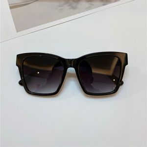4384 Mode Sonnenbrille UV -Schutz für Frauen Vintage Square Cat Eye Rahmen beliebte Top -Qualität mit Case Classic Sonnenbrille