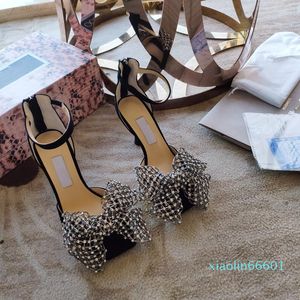 Moda-verão Trend Designer Sandálias das Mulheres Sapatos Sapatos Materiais De Pergaminho Decoração Bow Fada Decoração Nobre E Elegante Luxo Salto alto
