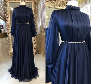 2021 muslimische Kleider Abend tragen lange Ärmel hoher Nacken, drapierte Perlengürtel Plus Size Prom Formal Kleid Womens Marine Blue 3D Chiffon