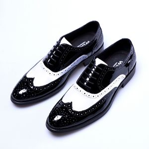 Oxfords homens vestido sapatos clássico preto e branco formal de negócios sapatos de casamento genuíno sapatos de brogue