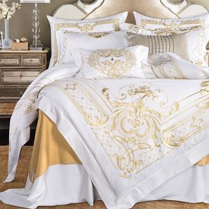 Queen Super King size Set biancheria da letto Cotone egiziano bianco Ricamo oro Copripiumino Lenzuolo Lenzuolo con angoli parrure de lit ropa 201119