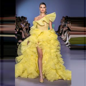 밝은 노란색 높이 낮은 무도회 드레스 긴 주름 계층 세련