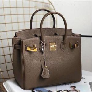 Luxurys designers väskor handväskor förföljer kvinnor 35 40 cm topp äkta läder mode tote spänne koppling crossbody väskor axelväska 01131