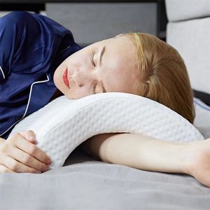 Curved Memory Foam Pillow Slow Rebound Anti Pressure Hand Numb & Neck Protection Dead Arms Couple Office Napping 220115