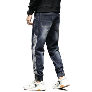 Jeans masculinos relaxados cônicos homens moda solta cintura elástica cordão lado remendado letras design azul escuro calças casuais plus size 42