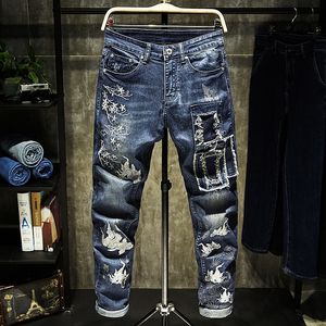 Fisch der Stickerei Blumen Jeans Männer Denim gebleichtes Loch Vintage plissierte gerade Mode Wild Cowboy Hosen 201111